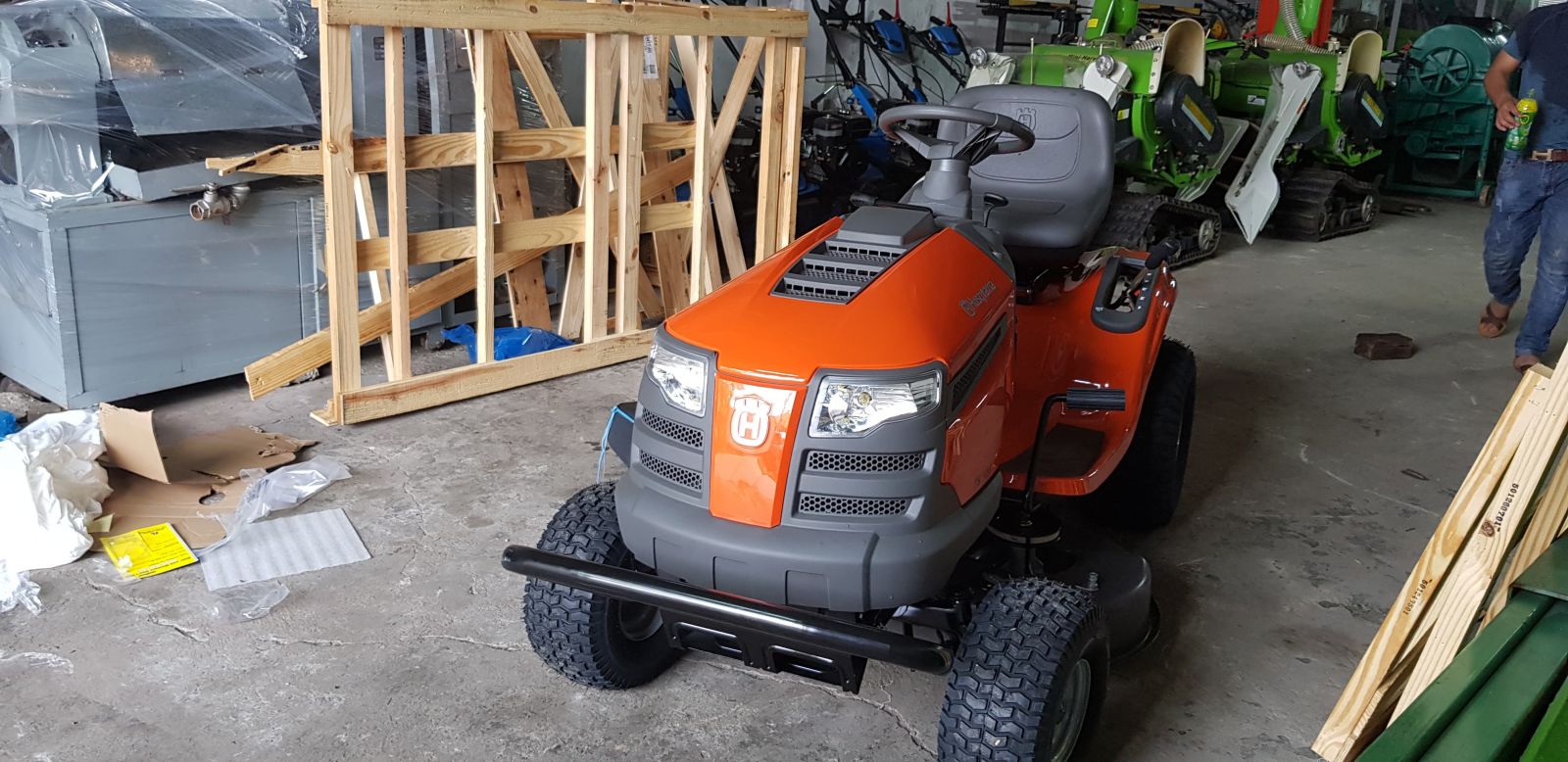Máy cắt cỏ người lái HUSQVARNA TC114